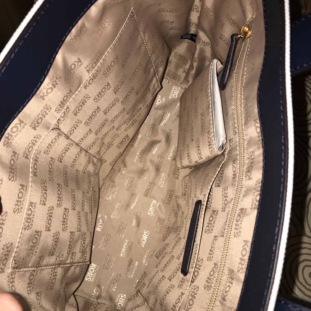BNWT Navy & White Striped Michael Kors Hand Bag - Picture 7 of 8